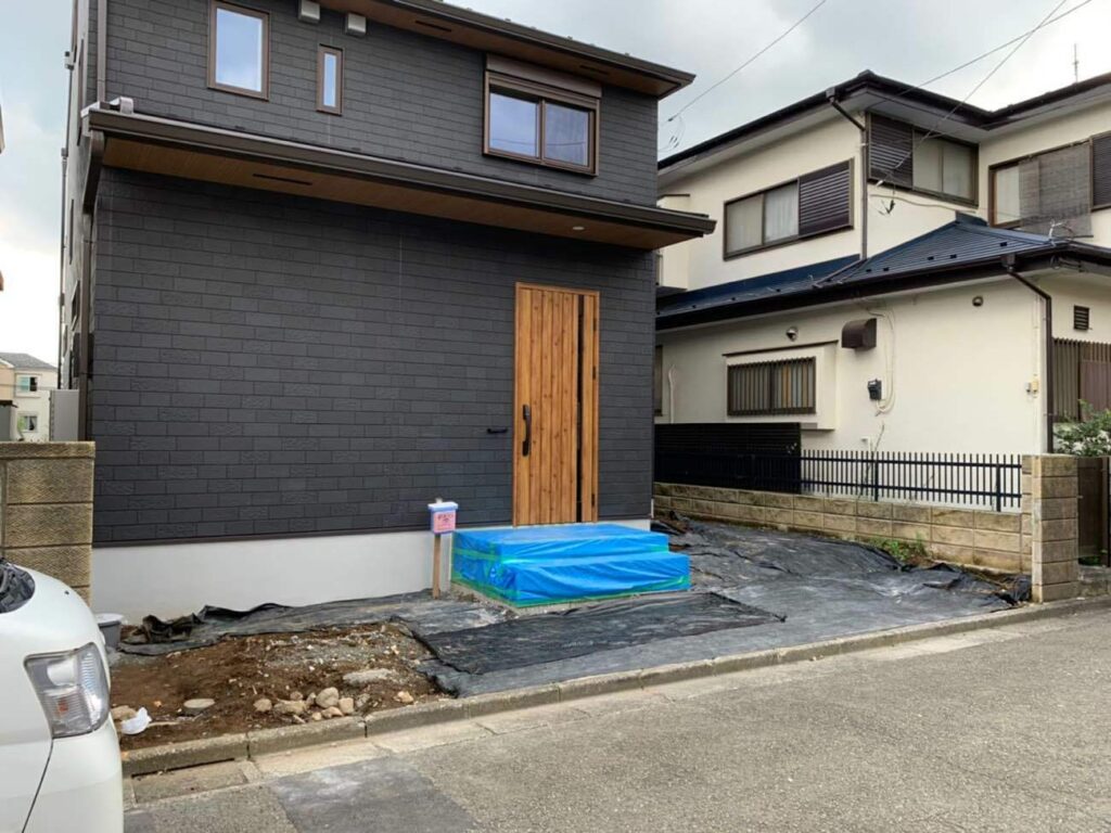 愛媛県伊予市・S様邸　玄関アプローチをコンクリートで仕上げ、庭は芝生にリフォーム